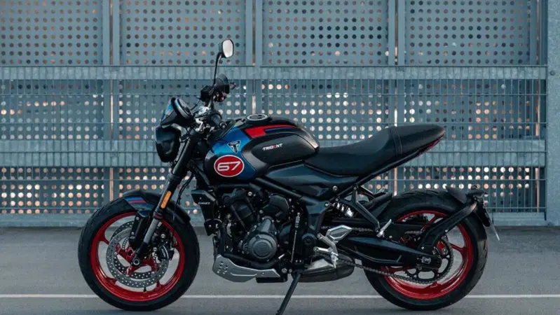 Triumph Trident 660 Triple Tribute Edition 2025: prezzo e scheda tecnica. In onore della leggendaria &ldquo;Slippery Sam&rdquo; [GALLERY]