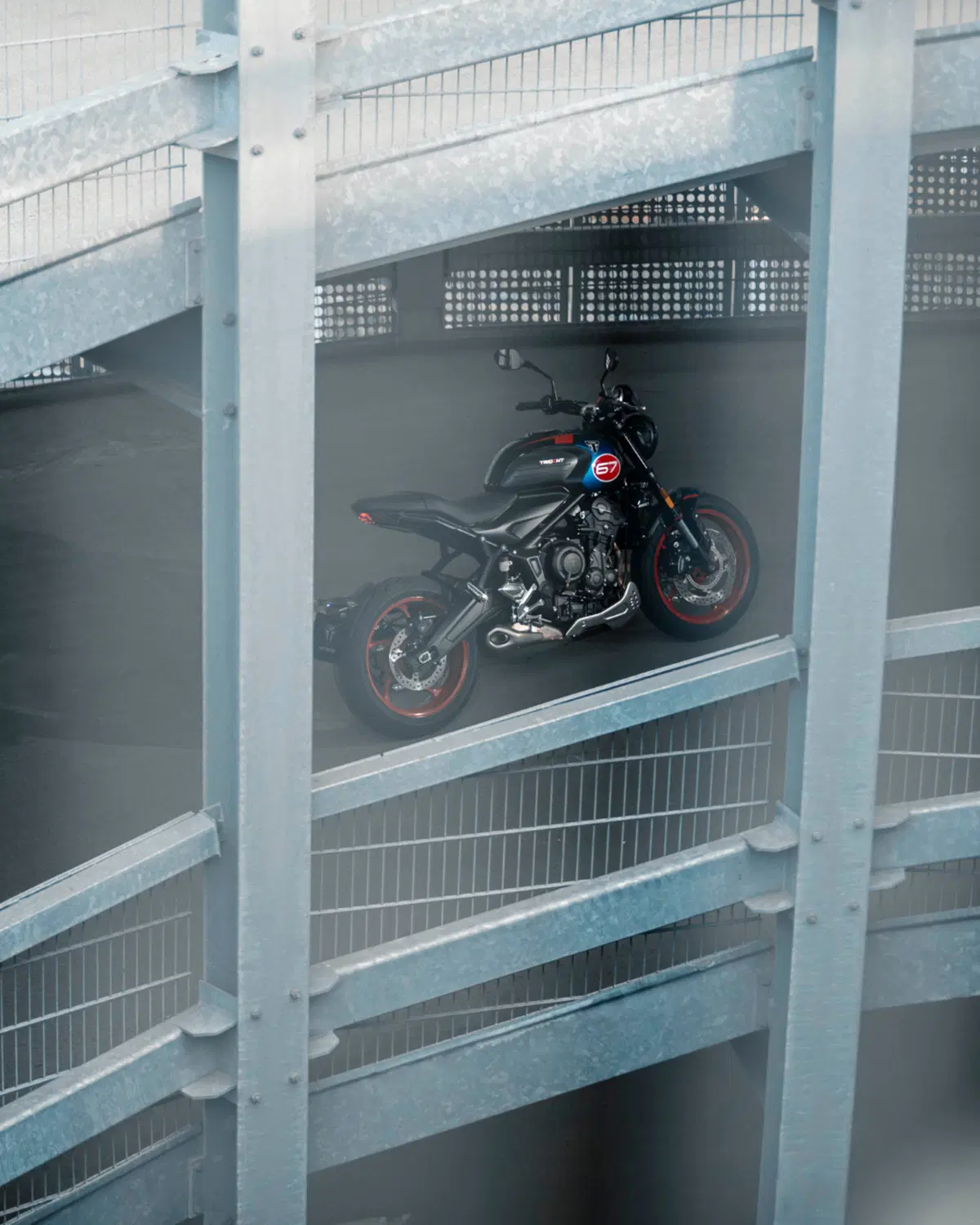 Nuova Triumph Trident 660 Triple Tribute Edition 2025: prezzo e scheda tecnica. In onore della leggendaria “Slippery Sam” [GALLERY] (11)