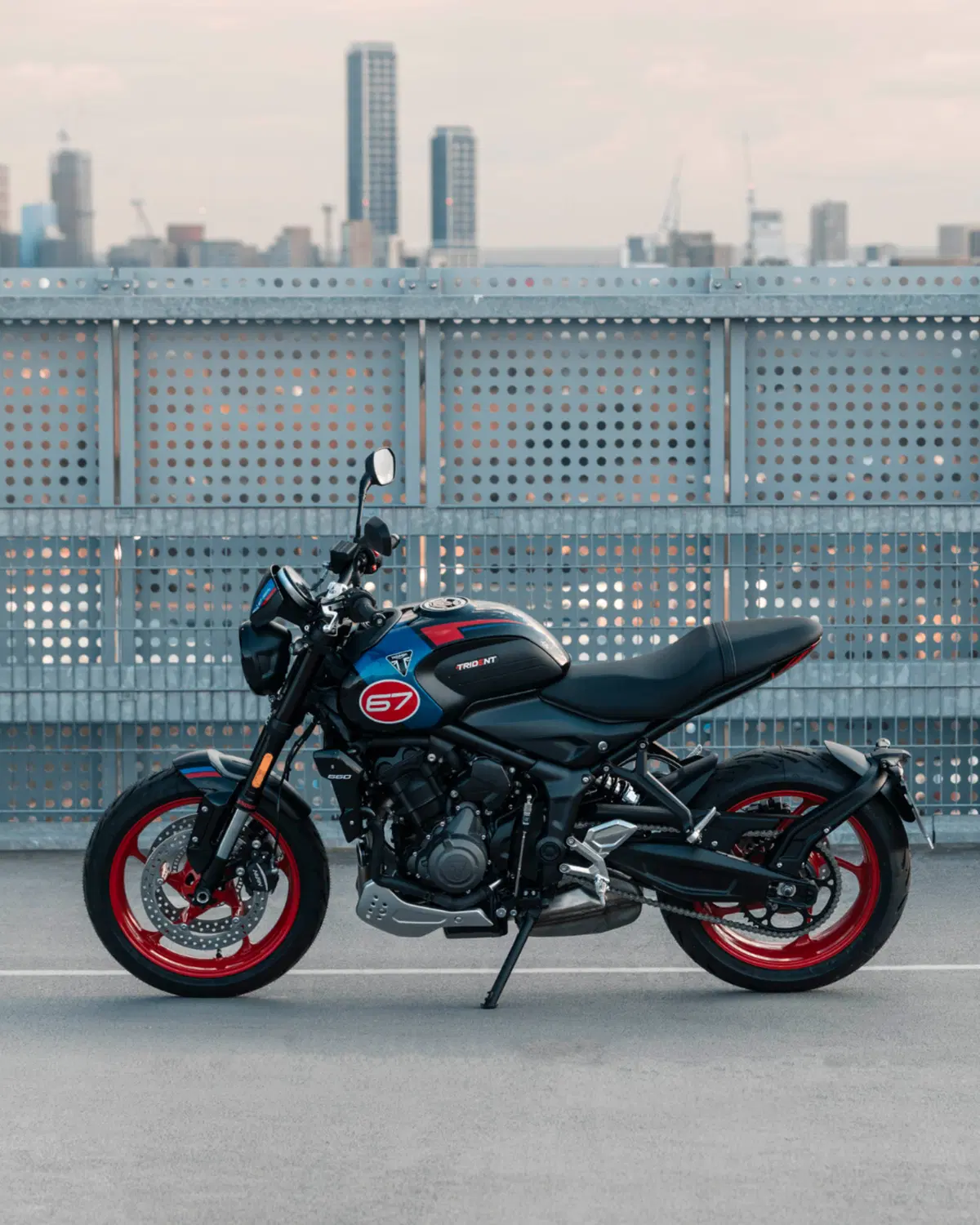 Nuova Triumph Trident 660 Triple Tribute Edition 2025: prezzo e scheda tecnica. In onore della leggendaria “Slippery Sam” [GALLERY]