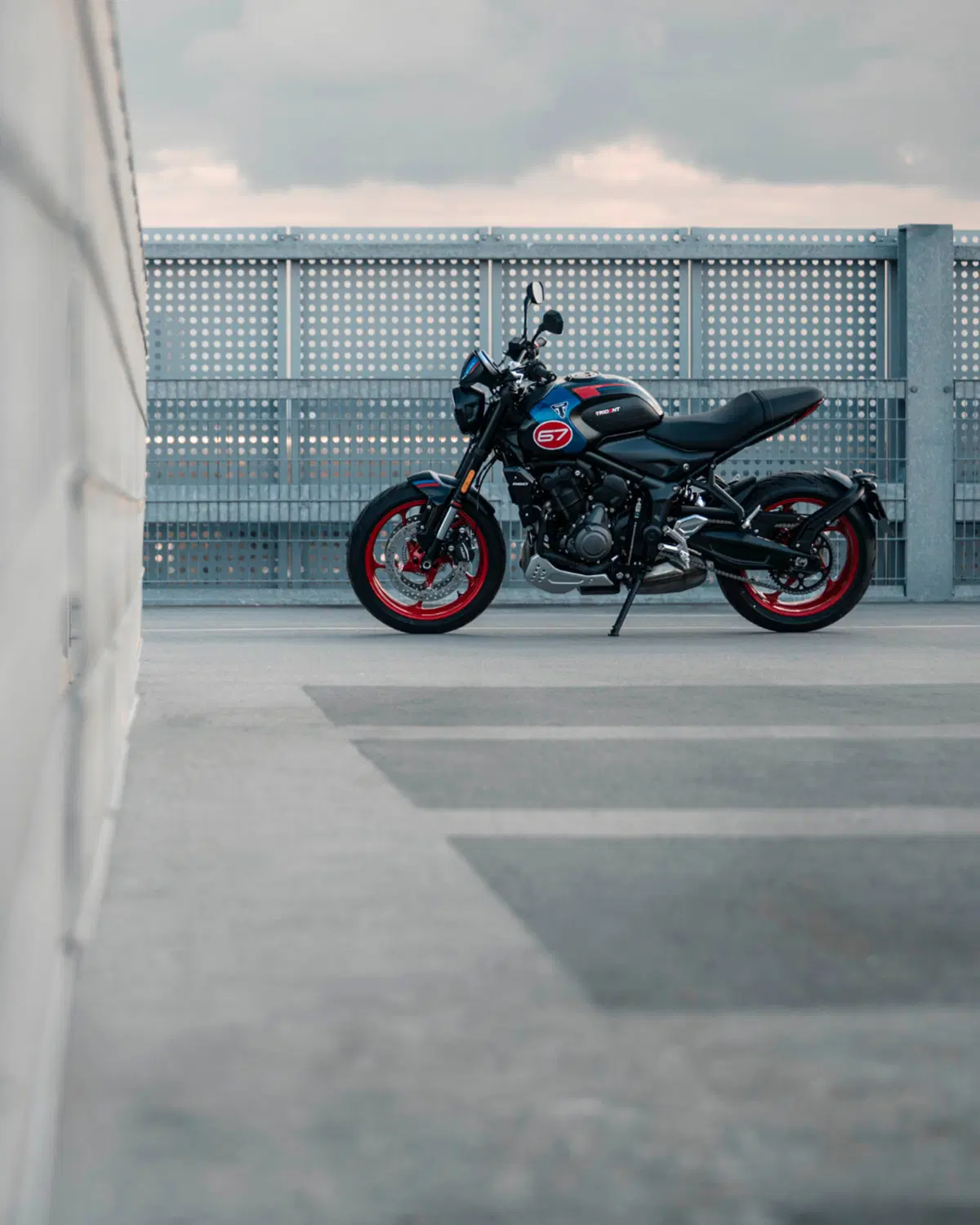 Nuova Triumph Trident 660 Triple Tribute Edition 2025: prezzo e scheda tecnica. In onore della leggendaria “Slippery Sam” [GALLERY] (2)