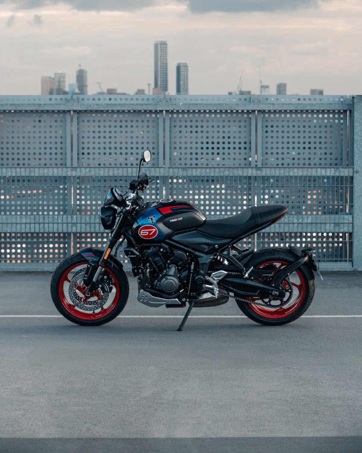 Nuova Triumph Trident 660 Triple Tribute Edition 2025: prezzo e scheda tecnica. In onore della leggendaria “Slippery Sam” [GALLERY] (9)