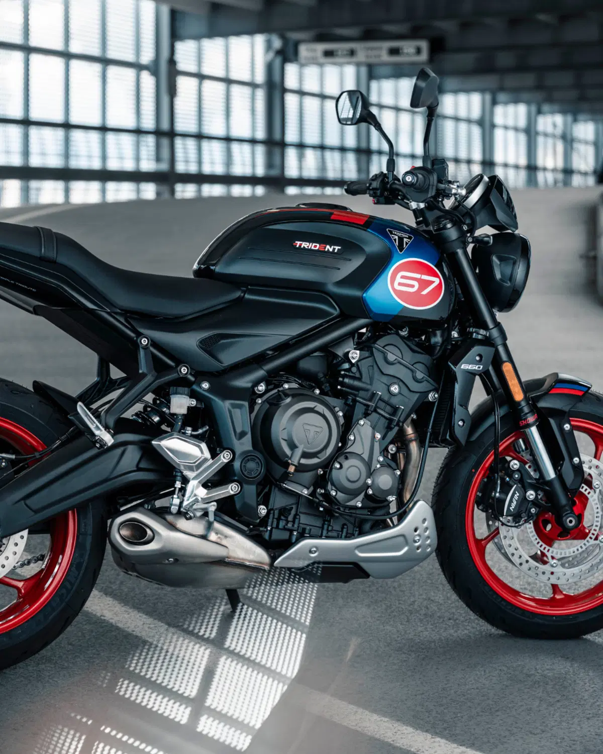 Nuova Triumph Trident 660 Triple Tribute Edition 2025: prezzo e scheda tecnica. In onore della leggendaria “Slippery Sam” [GALLERY] (13)