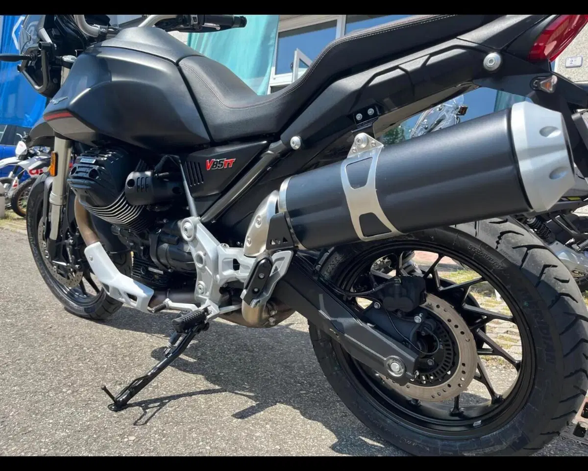 Moto Guzzi V85 TT Evocative Graphics (2021 - 23) (7)