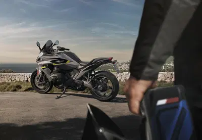 BMW R 1300 RS 2026: scheda tecnica e prezzo dell'attesissima sport tourer [GALLERY]