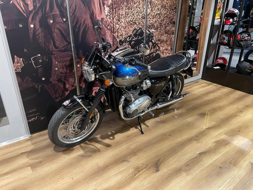 Triumph Bonneville T120 (2021 - 25) (3)