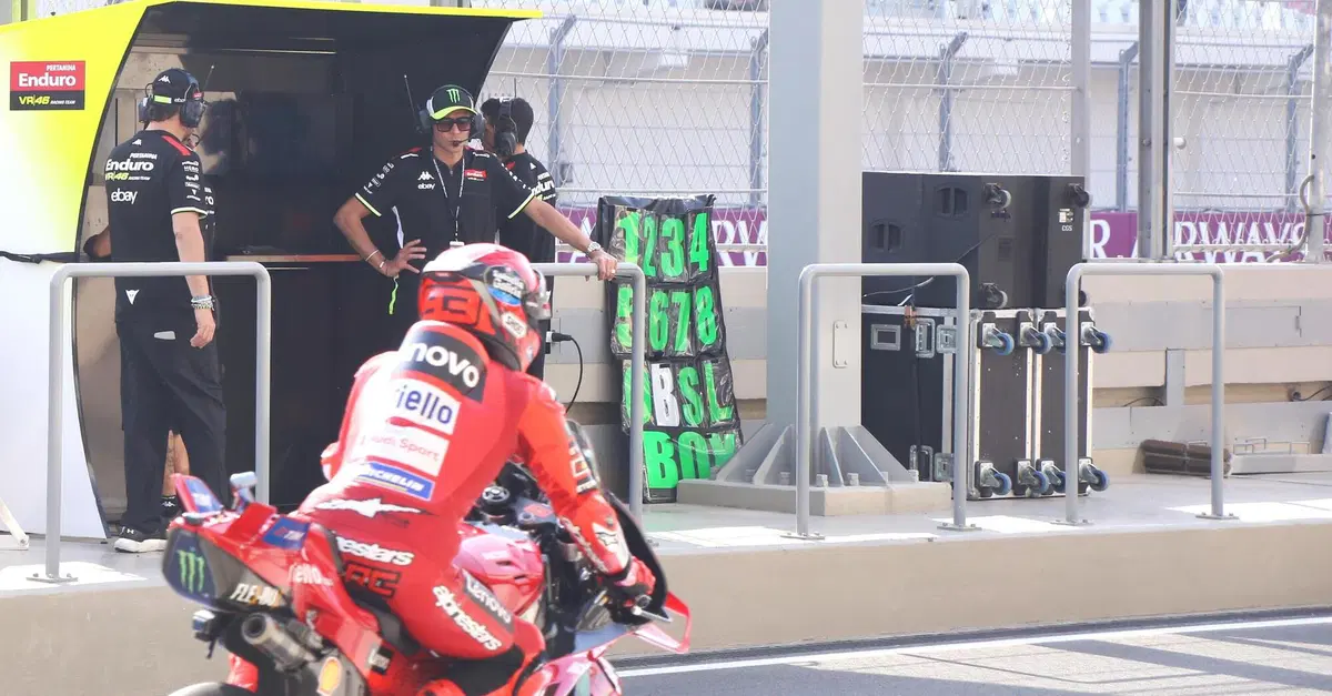 MotoGP 2025. Valentino Rossi che guarda Marc Marquez uscire dai box: la storia di questa e altre foto dal Qatar