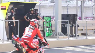 MotoGP 2025. Valentino Rossi che guarda Marc Marquez uscire dai box: la storia di questa e altre foto dal Qatar
