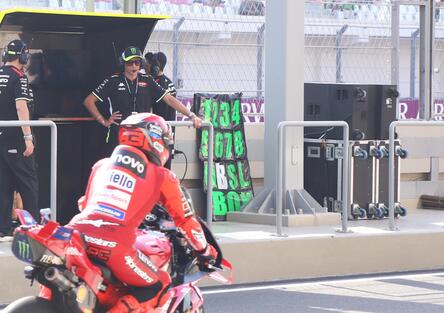 Valentino Rossi che guarda Marc Marquez uscire dai box: la storia di questa e altre foto dal Qatar