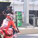 MotoGP 2025. Valentino Rossi che guarda Marc Marquez uscire dai box: la storia di questa e altre foto dal Qatar