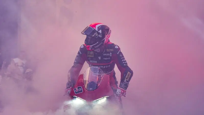 SBK 2025. GP d'Italia a Cremona. La sfilata tricolore con Bulega, Petrucci e Iannone accende Piazza del Duomo [GALLERY]