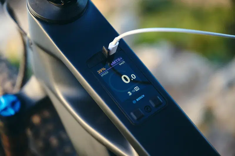 Il nuovo display Kiox 400C di Bosch con presa USB-C per la ricarica dello smartphone