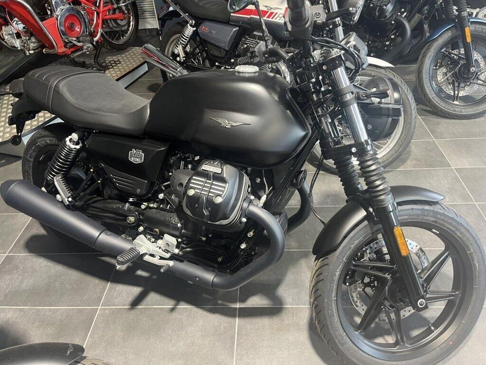 Moto Guzzi V7 Stone (2025)
