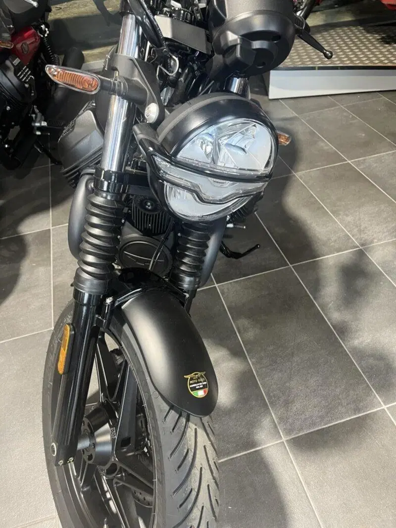 Moto Guzzi V7 Stone (2025 - 26) (2)