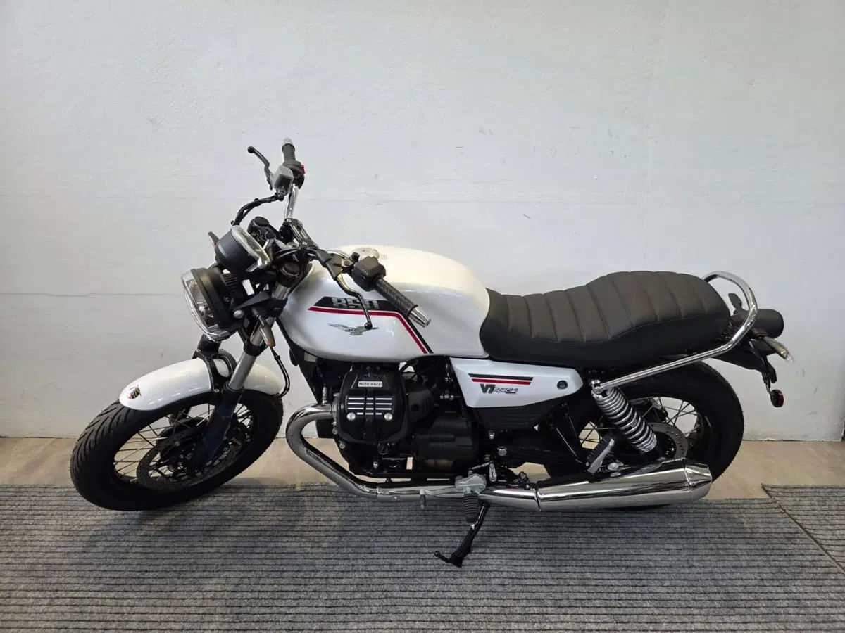 Moto Guzzi V7 Special (2025 - 26) (2)