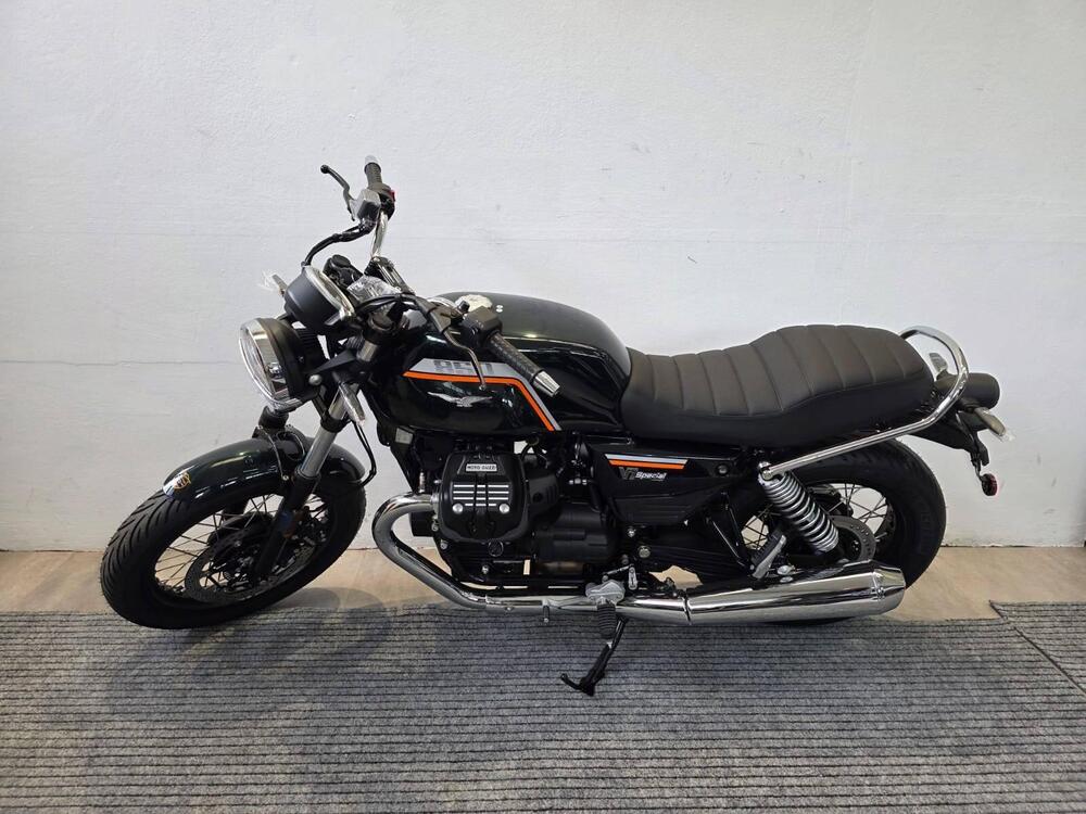 Moto Guzzi V7 Special (2025) (2)