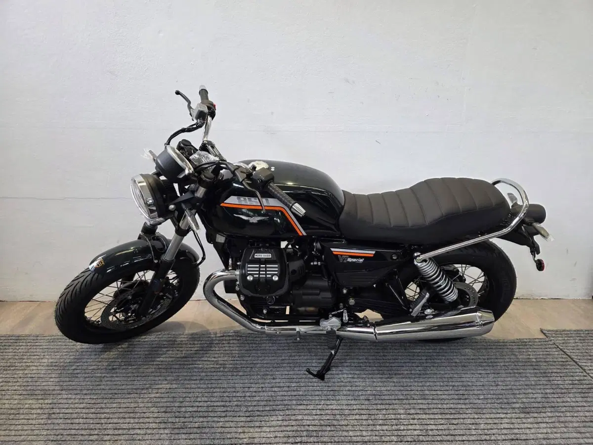 Moto Guzzi V7 Special (2025 - 26) (2)