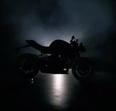 Nuova Triumph in arrivo. Sembra la Speed 1200 RS, ma non &egrave; lei: ecco la RX! [VIDEO]