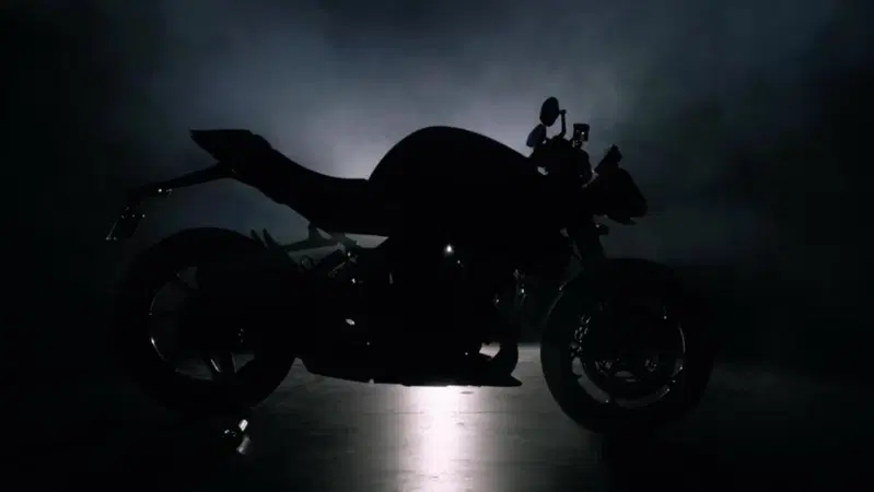 Nuova Triumph in arrivo. Sembra la Speed 1200 RS, ma non &egrave; lei: ecco la RX! [VIDEO]