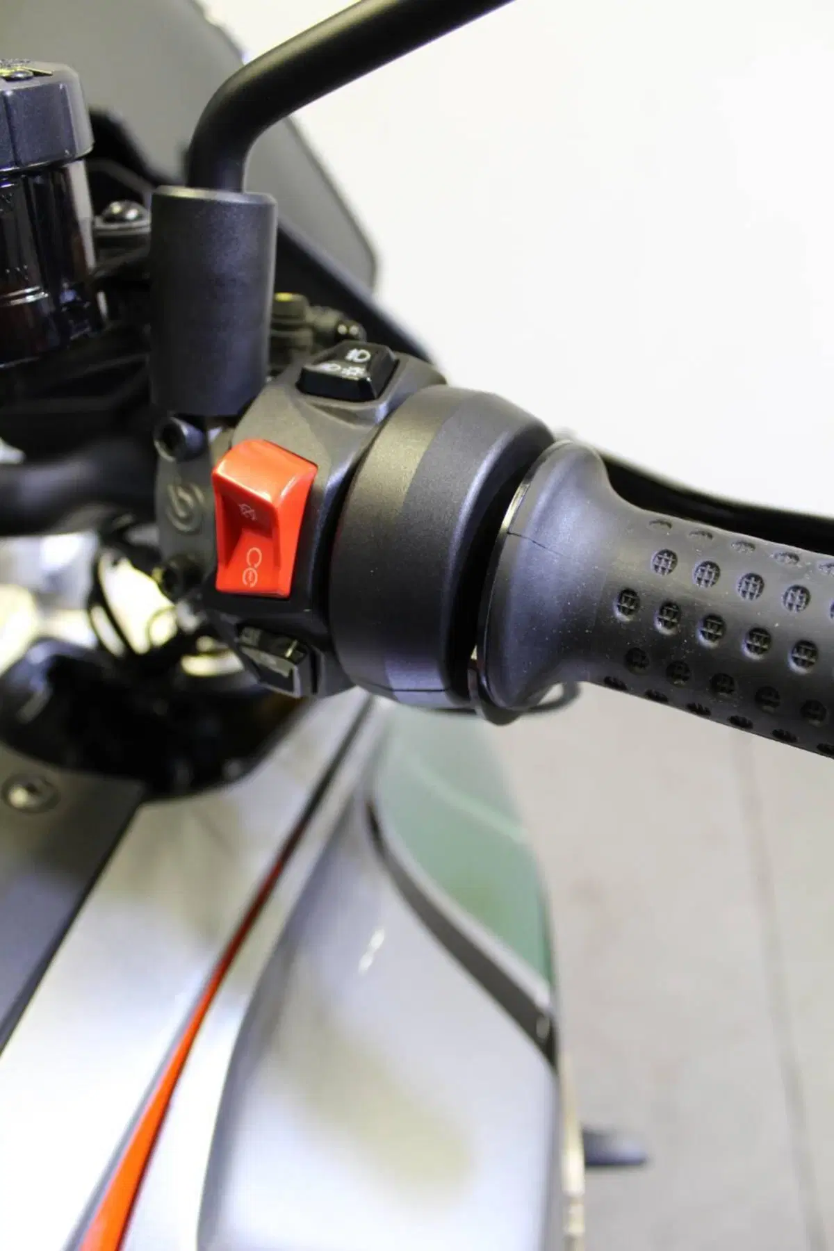 Moto Guzzi V100 Mandello S (2022 - 24) (11)