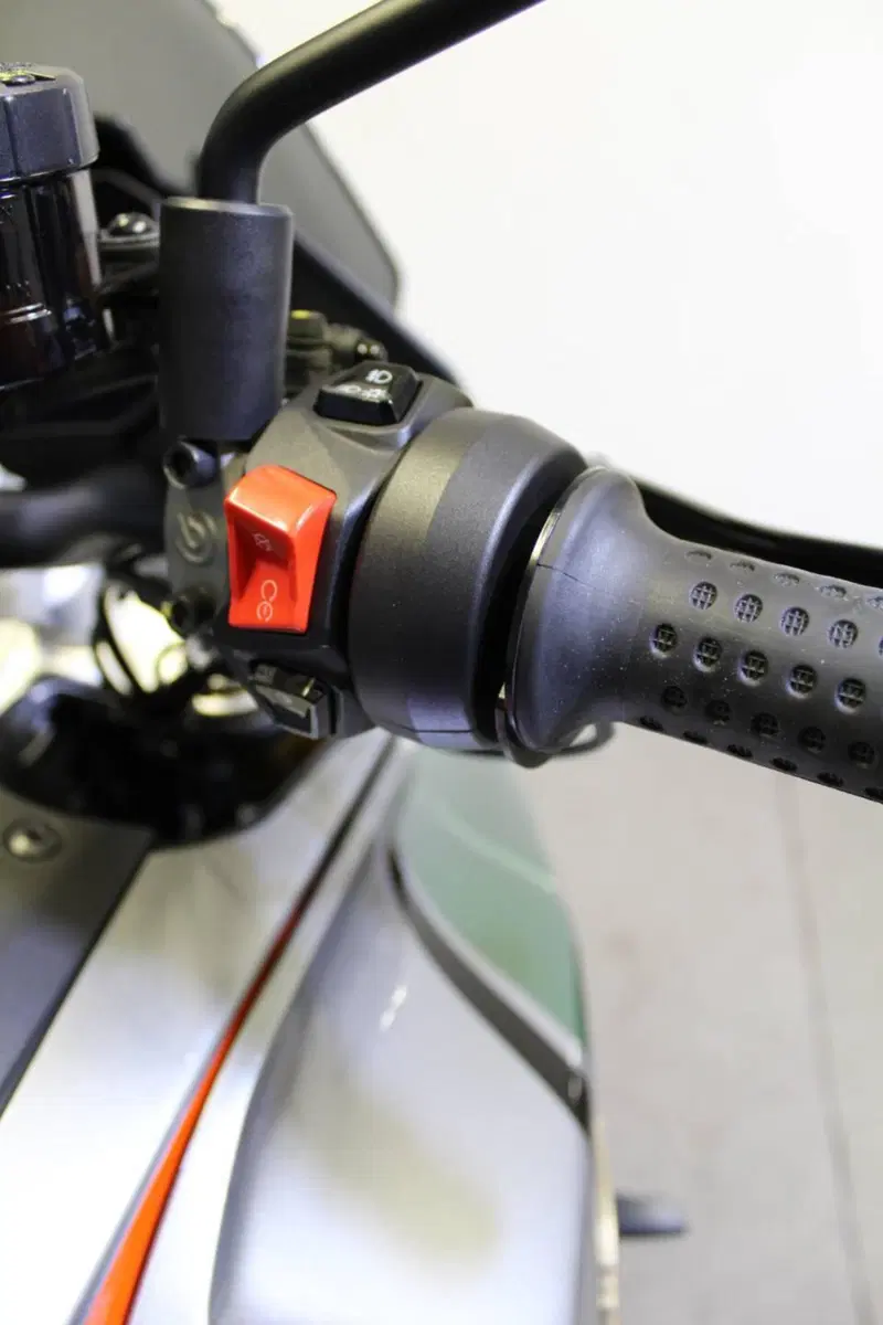 Moto Guzzi V100 Mandello S (2022 - 24) (11)
