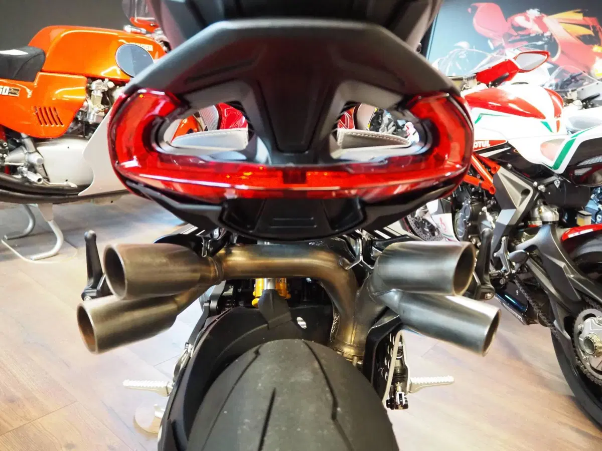 MV Agusta Brutale 1000 RR (2021 - 25) (9)