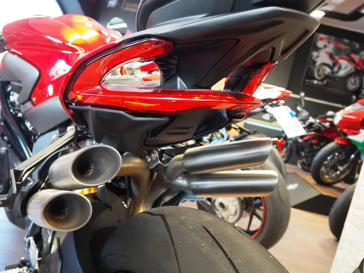 MV Agusta Brutale 1000 RR (2021 - 25) (10)