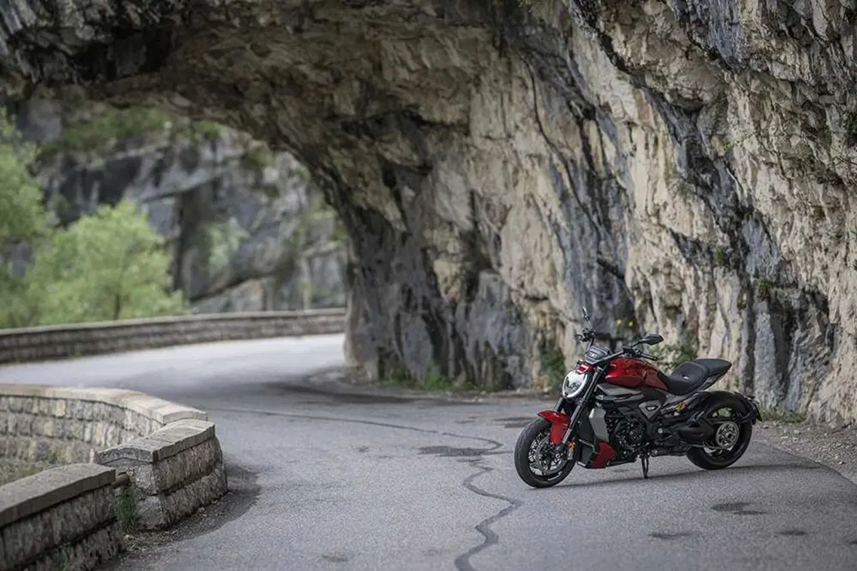 La cruiser da MotoGP! Abbiamo guidato la nuova Ducati XDiavel V4 [VIDEO] (3)