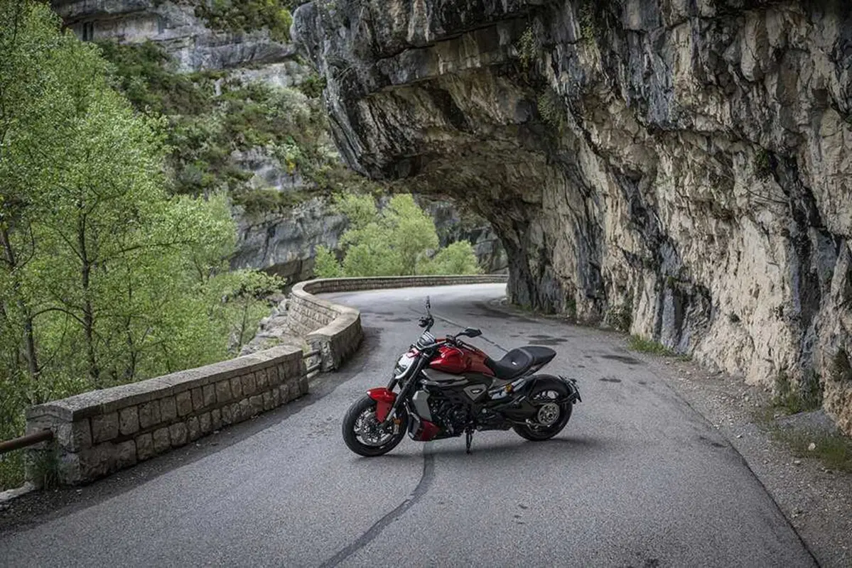 La cruiser da MotoGP! Abbiamo guidato la nuova Ducati XDiavel V4 [VIDEO] (18)