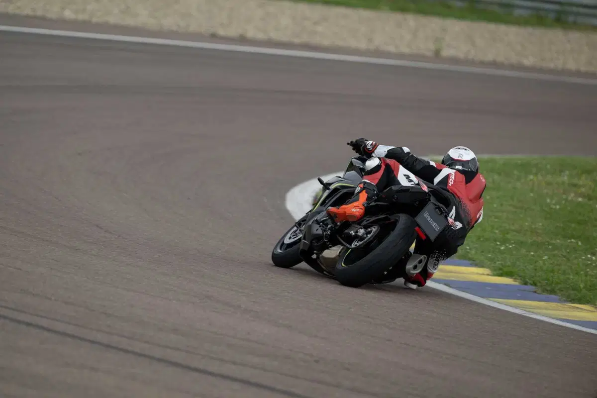 Benelli Tornado 550 2025: test in pista, pro e contro [VIDEO E GALLERY] (76)
