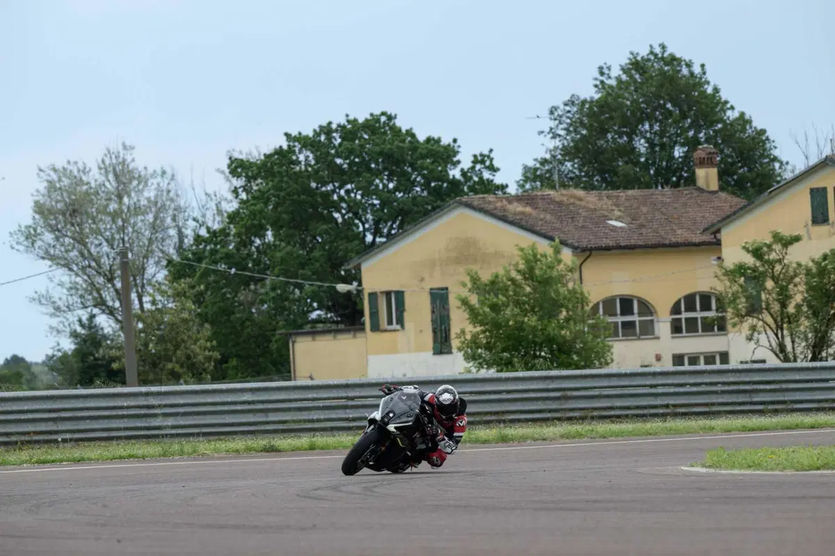 Benelli Tornado 550 2025: test in pista, pro e contro [VIDEO E GALLERY] (83)