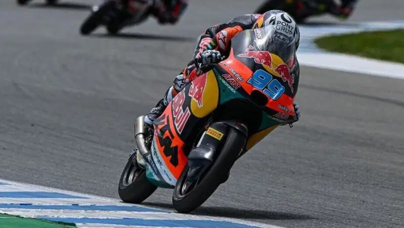 MotoGP 2025. GP di Francia. Moto3: contatto tra David Munoz e Joel Kelso all'ultima curva, vince Jos&eacute; Antonio Rueda!