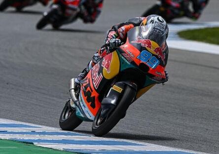 Moto3: contatto tra Munoz e Kelso all'ultima curva, vince Rueda!