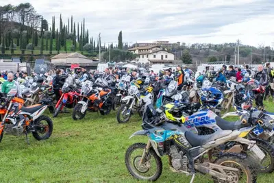 Rally del Garda 2025: fango, traghetto e record di iscritti