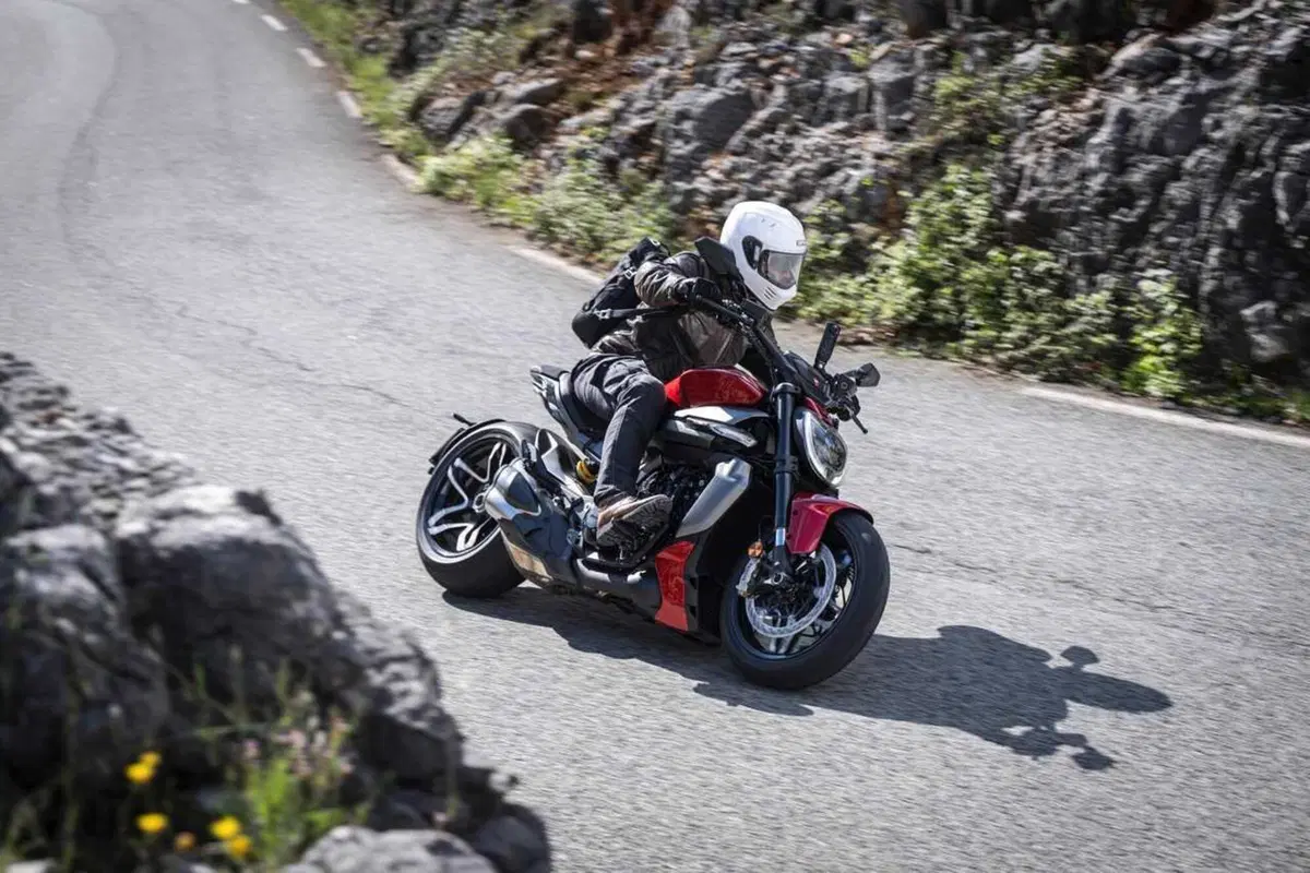 La cruiser da MotoGP! Abbiamo guidato la nuova Ducati XDiavel V4 [VIDEO] (7)