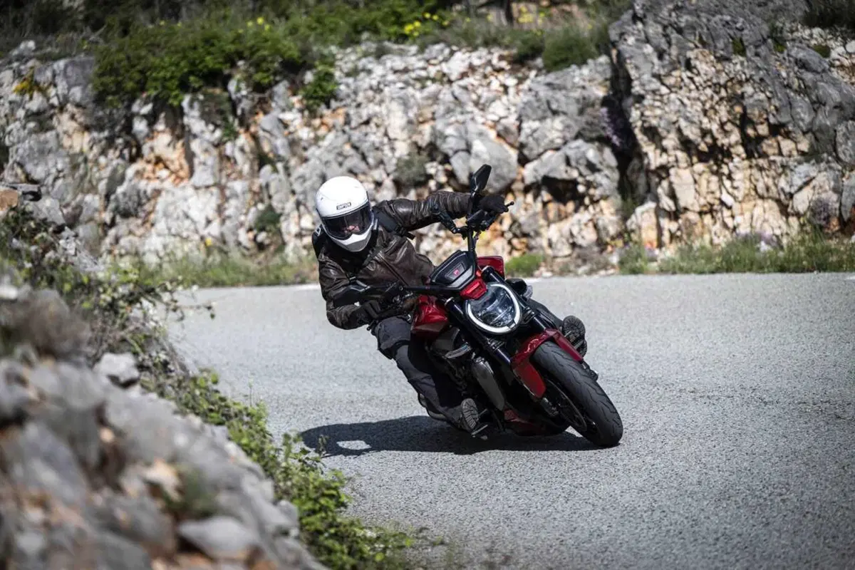La cruiser da MotoGP! Abbiamo guidato la nuova Ducati XDiavel V4 [VIDEO] (8)