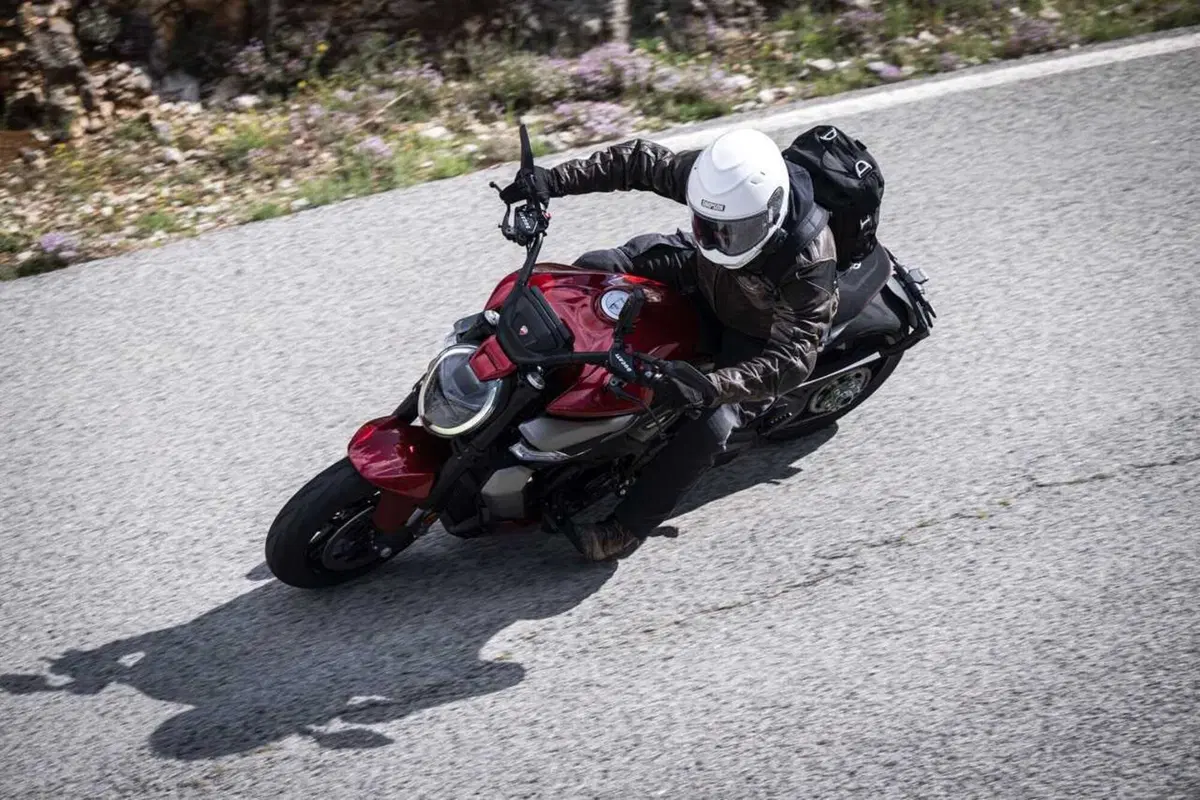 La cruiser da MotoGP! Abbiamo guidato la nuova Ducati XDiavel V4 [VIDEO] (9)