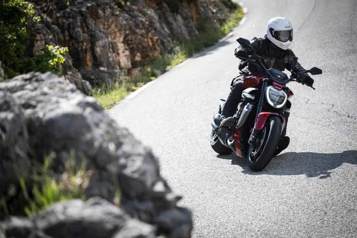 La cruiser da MotoGP! Abbiamo guidato la nuova Ducati XDiavel V4 [VIDEO] (10)
