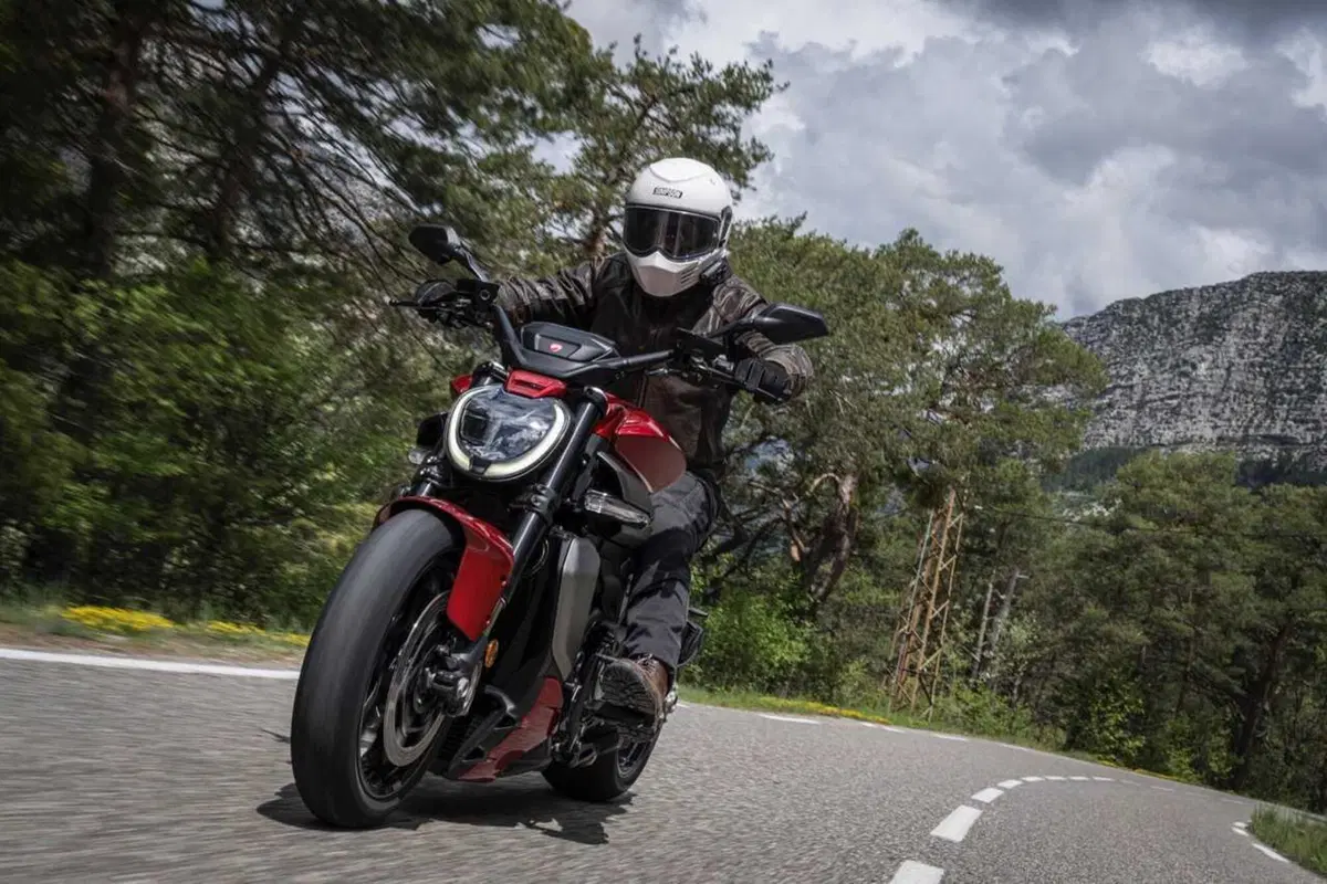 La cruiser da MotoGP! Abbiamo guidato la nuova Ducati XDiavel V4 [VIDEO] (15)