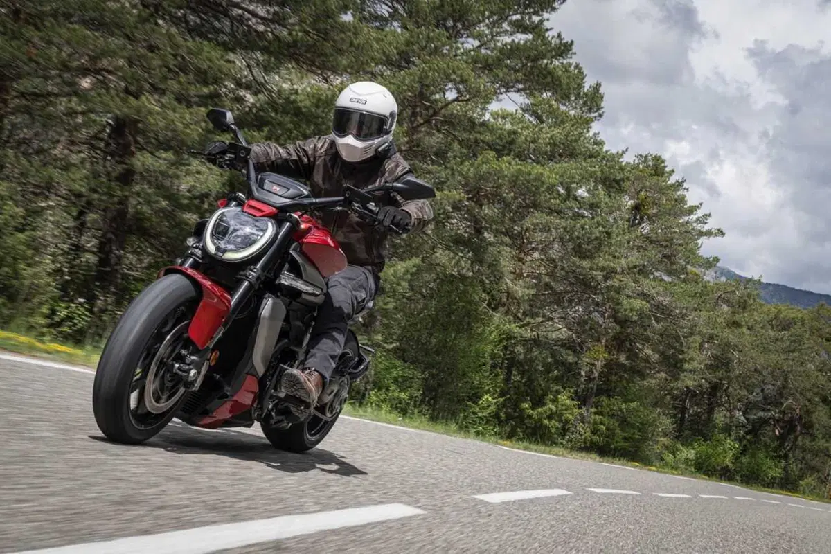 La cruiser da MotoGP! Abbiamo guidato la nuova Ducati XDiavel V4 [VIDEO] (16)