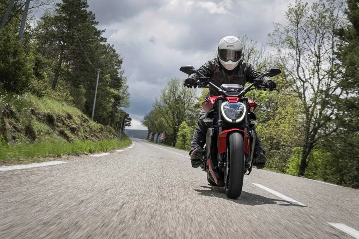 La cruiser da MotoGP! Abbiamo guidato la nuova Ducati XDiavel V4 [VIDEO] (19)