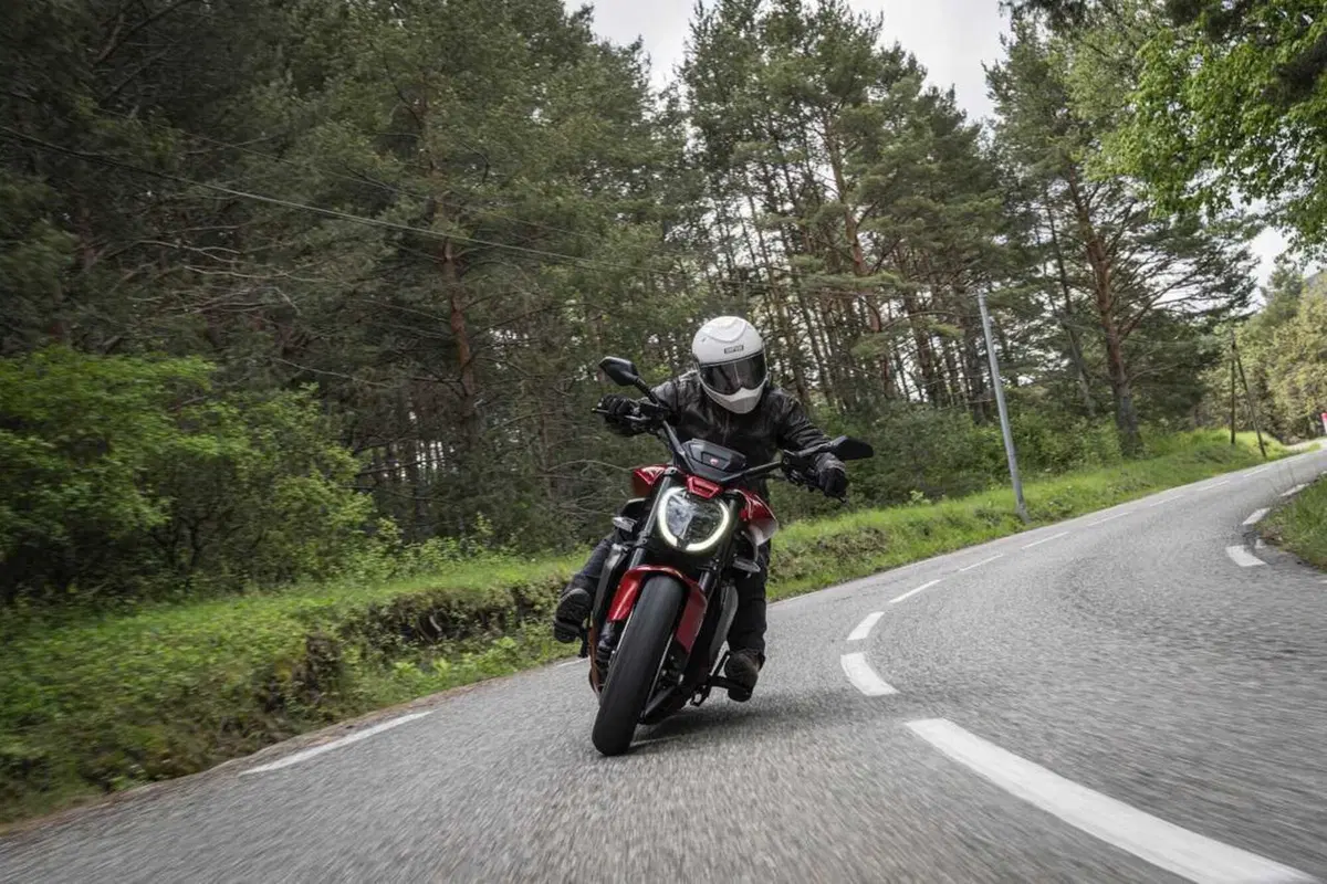 La cruiser da MotoGP! Abbiamo guidato la nuova Ducati XDiavel V4 [VIDEO] (20)
