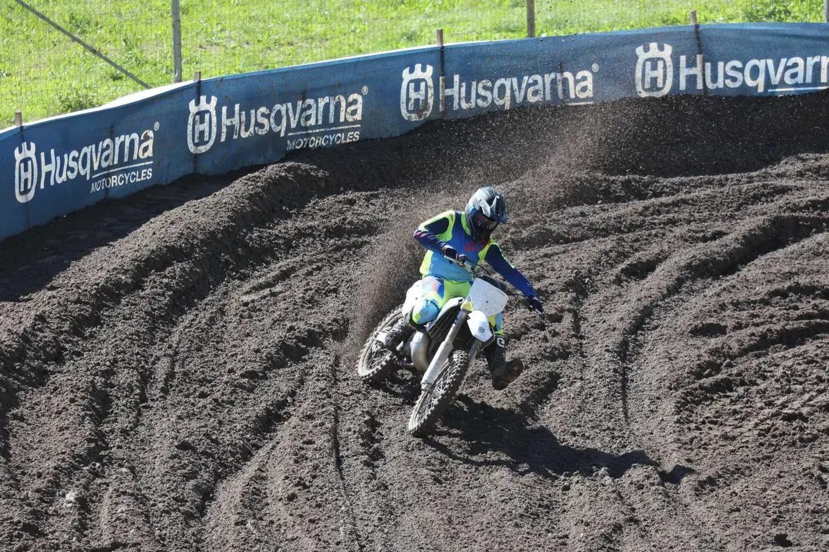 Husqvarna a Ridin’ Smoke 2025: la festa dedicata ai 2 tempi!
