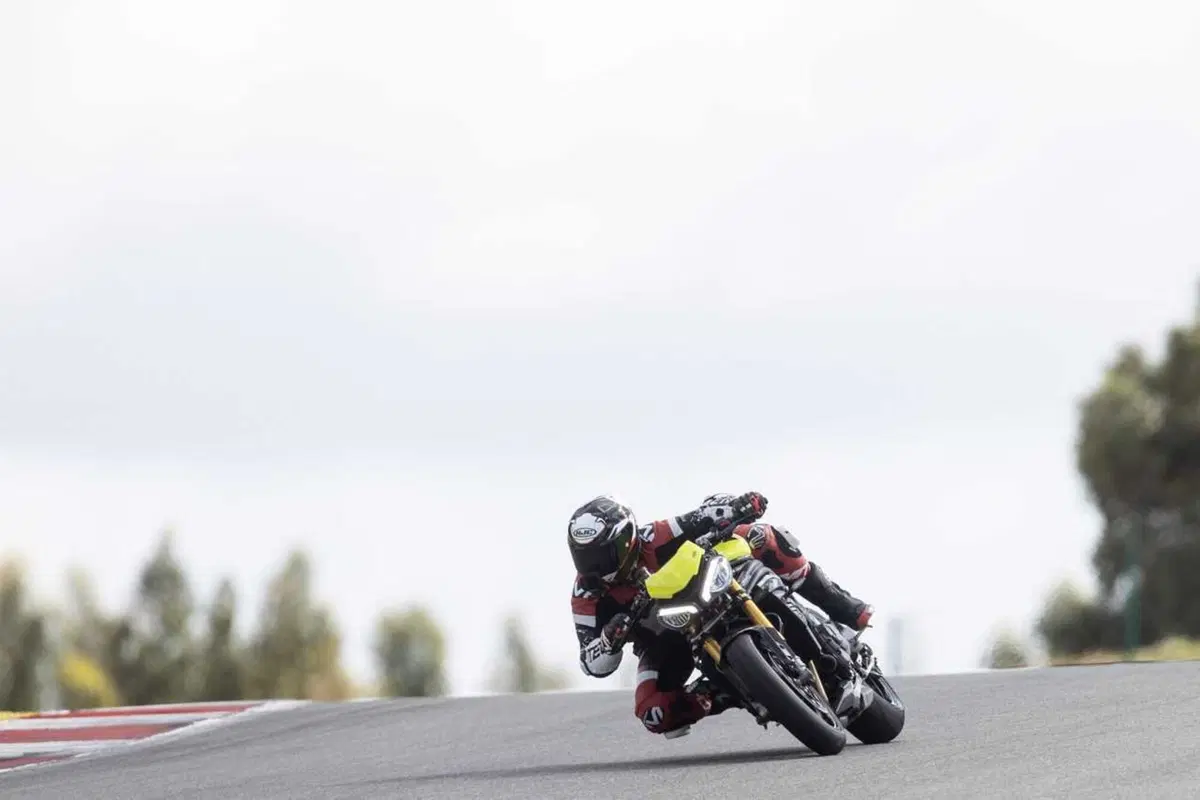 Triumph Speed Triple 1200 RX: test esclusivo. Pro e contro [VIDEO E GALLERY]
