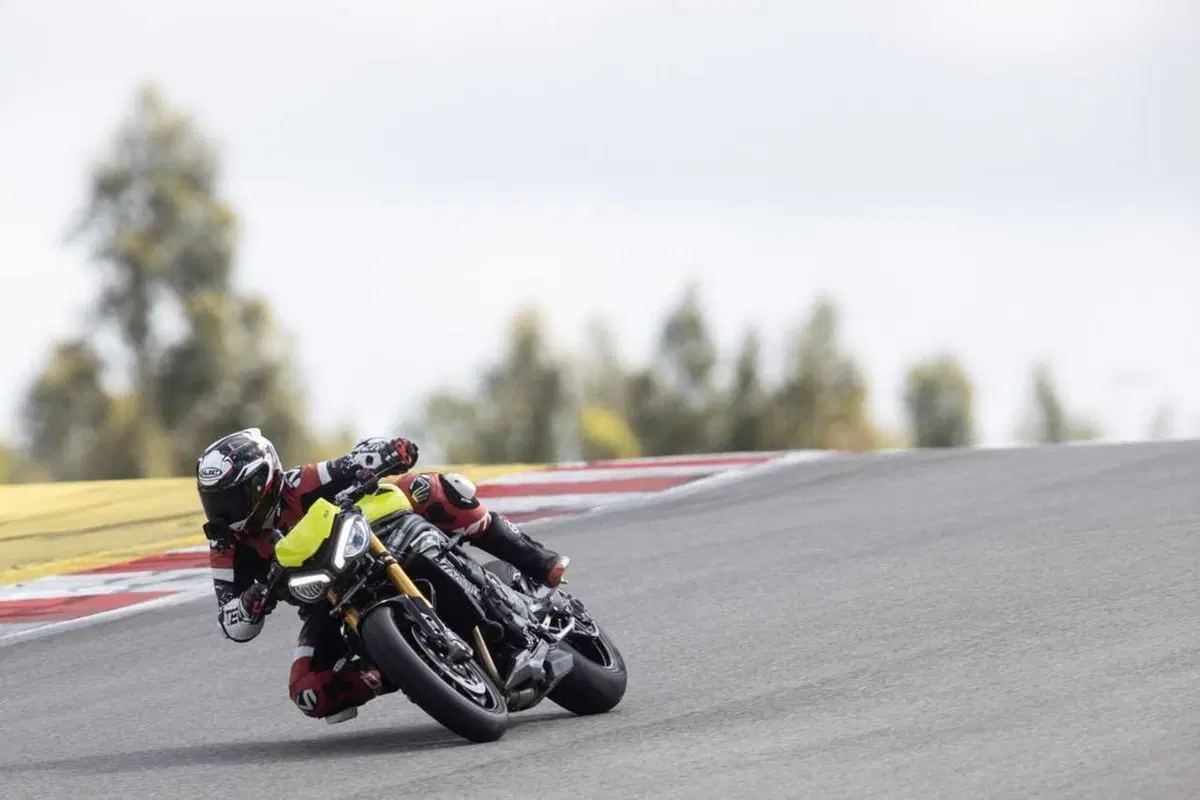 Triumph Speed Triple 1200 RX: test esclusivo. Pro e contro [VIDEO E GALLERY] (2)