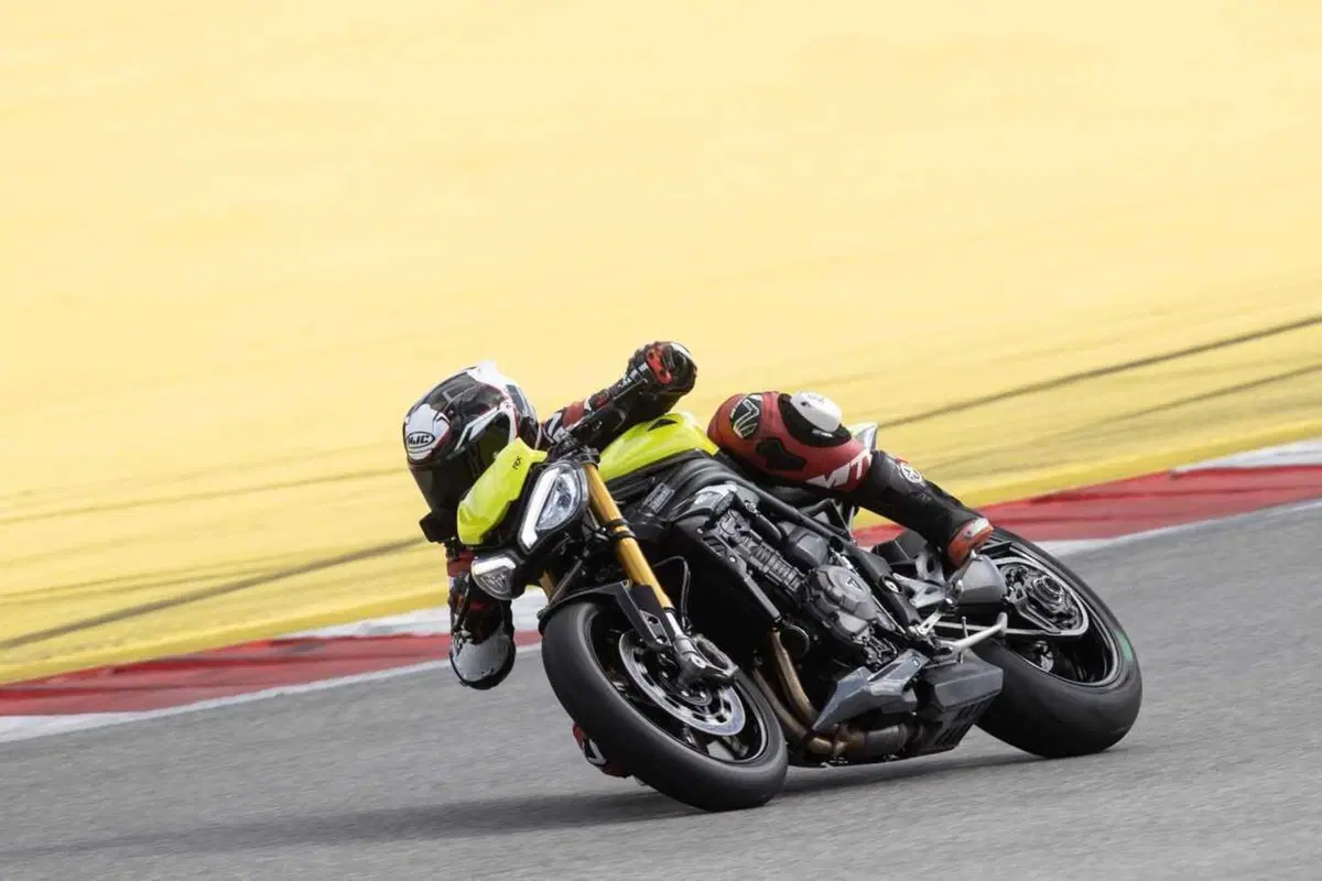 Triumph Speed Triple 1200 RX: test esclusivo. Pro e contro [VIDEO E GALLERY] (4)