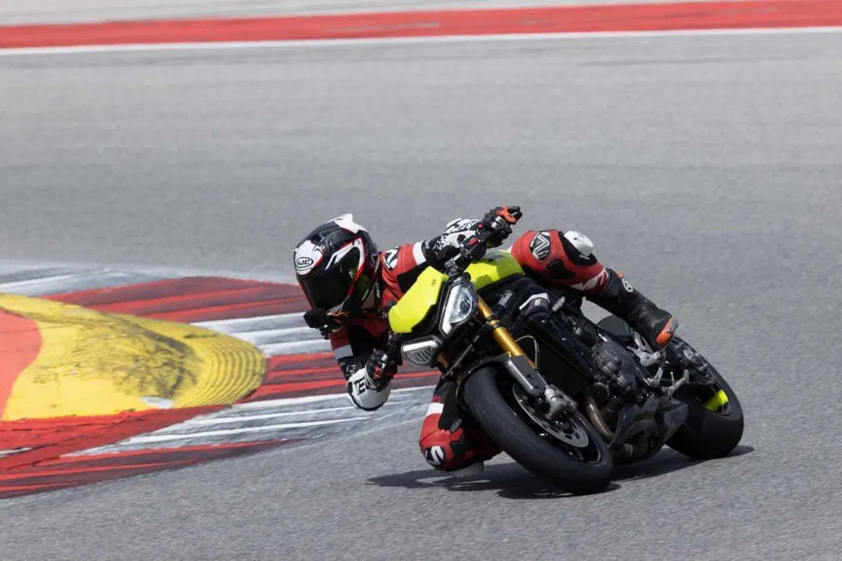 Triumph Speed Triple 1200 RX: test esclusivo. Pro e contro [VIDEO E GALLERY] (7)