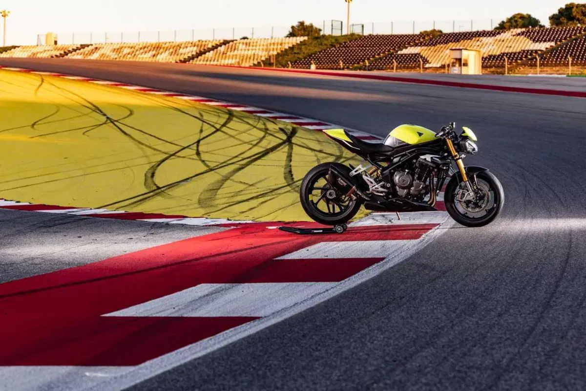 Triumph Speed Triple 1200 RX: test esclusivo. Pro e contro [VIDEO E GALLERY] (8)