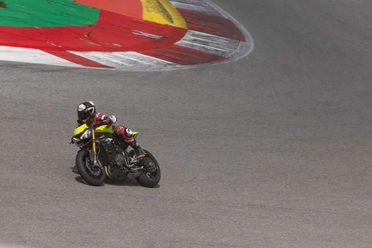 Triumph Speed Triple 1200 RX: test esclusivo. Pro e contro [VIDEO E GALLERY] (14)