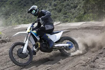 Husqvarna a Ridin&rsquo; Smoke 2025: la festa dedicata ai 2 tempi!