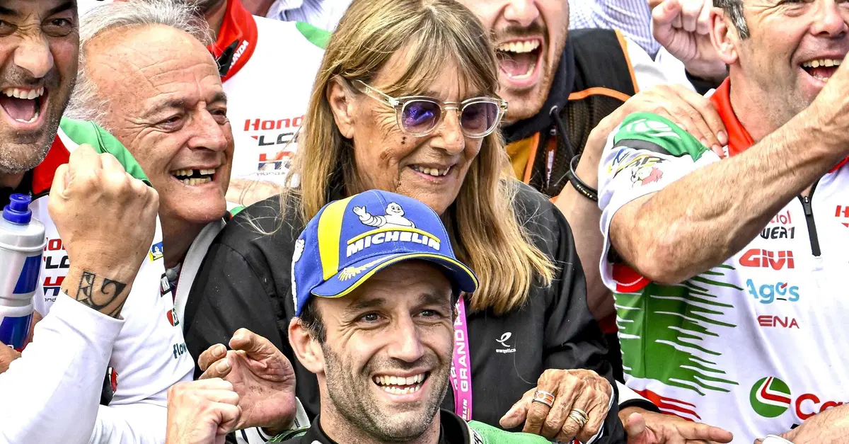 MotoGP 2025. GP di Francia. I retroscena della vittoria di Johann Zarco: il sorriso senza un dente del babbo, la mamma non l'aveva mai visto correre in 17 anni! [VIDEO]